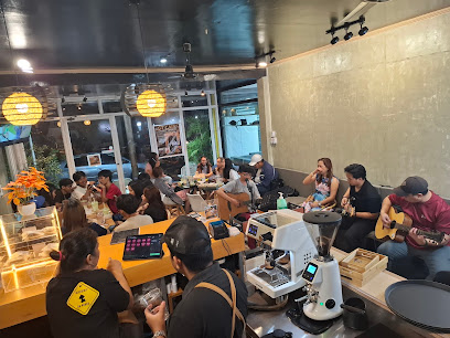 Inside G7 Café — guests gathered around tables with live acoustic music